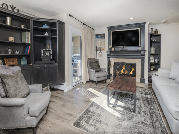 Luxury 2 Bedroom Sleeps 8 - 75 Yards to Gondola- Hot tub